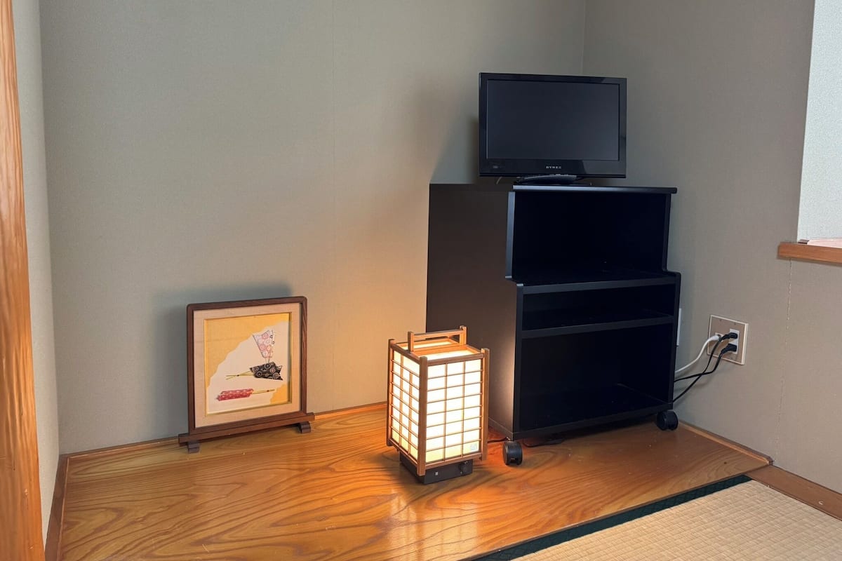 Zimmer im japanischen Stil, Nichtraucher (8 tatami mats, 4 or more guests) | Schreibtisch, laptopgeeigneter Arbeitsplatz, Verdunkelungsvorhänge