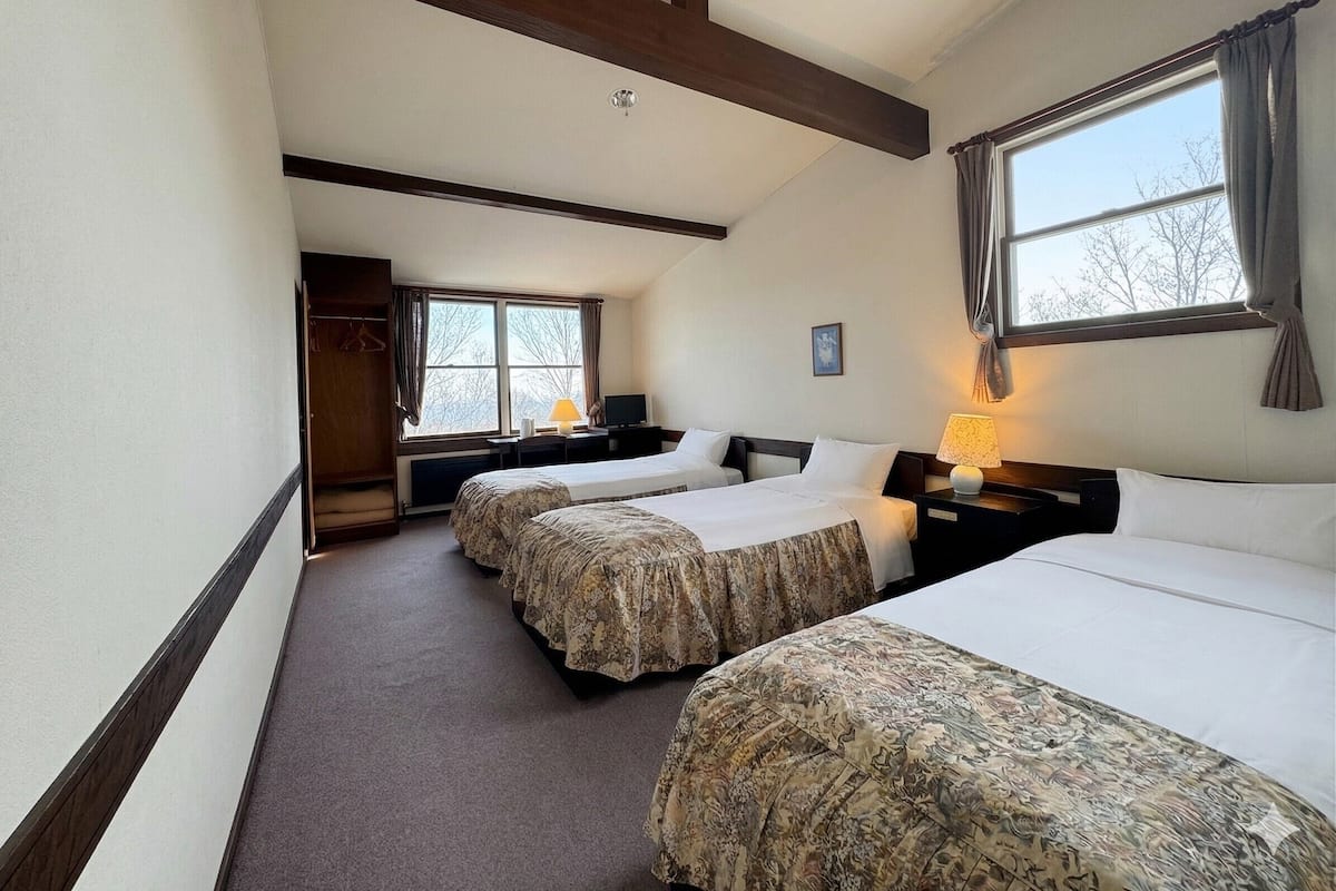 Dreibettzimmer, Nichtraucher (Available for 3 or more guests) | Schreibtisch, laptopgeeigneter Arbeitsplatz, Verdunkelungsvorhänge