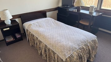 Kamar Twin Ekonomi, pemandangan gunung | Meja kerja, ruang kerja ramah laptop, dan tirai kedap cahaya