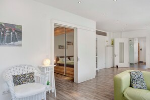 Tv, eldstad, dvd-spelare och en stereo