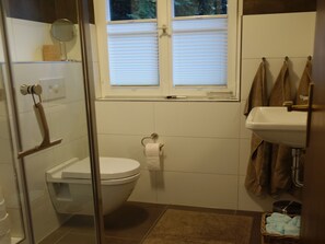 Shower, hair dryer, towels - Holiday Home 'Sara' with Private Terrace, Private Garden and Wi-Fi (Seebach)