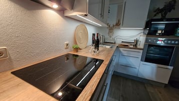 Jääkaappi, mikroaaltouuni, uuni, liesi