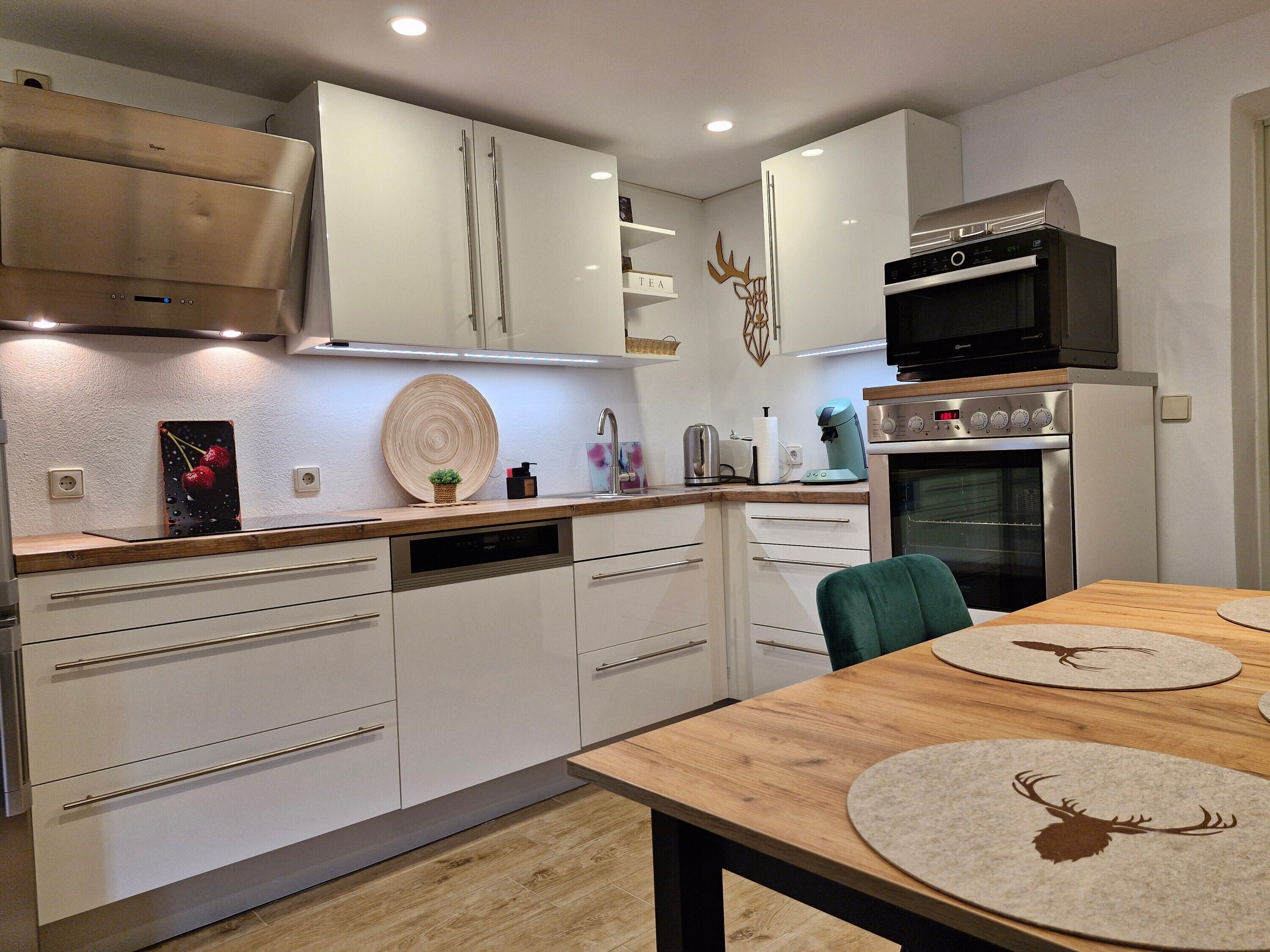 Een koelkast, een magnetron, een oven, een kookplaat