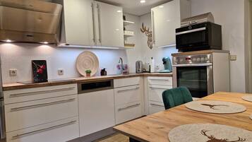 Køleskab, mikrobølgeovn, ovn, kogeplade