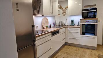 Køleskab, mikrobølgeovn, ovn, kogeplade