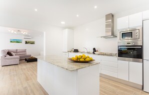 Een koelkast, een oven, een kookplaat, een vaatwasser