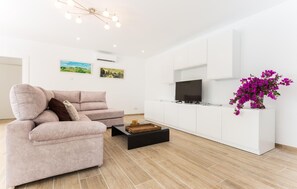 Televisie en een tafeltennistafel