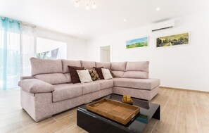 TV, ping pong - Awesome home in Can Picafort (Can Picafort)