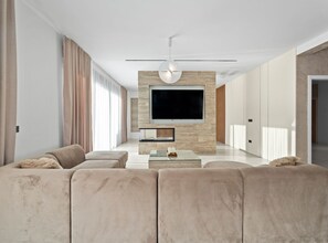 บ้านพัก (Five Bedroom House with Balcony) | ห้องนั่งเล่น | ทีวีจอแบน 32 นิ้ว พร้อมช่องเคเบิล