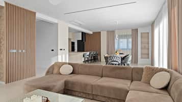 Casa (Five Bedroom House with Balcony) | Sala de estar | TV de tela plana 32 polegadas com canais a cabo