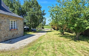 Property grounds - 4 bedroom awesome home in Plouigneau (Plouigneau)