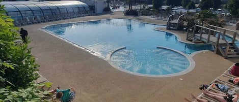 Piscine couverte, piscine extérieure