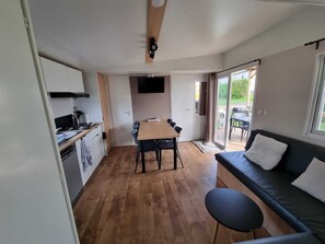 Tv, tv-spel och ett bordtennisbord