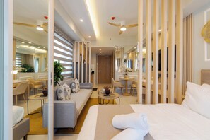 1 bedroom, desk, free WiFi, bed sheets - Stylish 1BR in Mall of Asia Complex - Unli Wi-Fi - good for 4 pax (Pasay City)