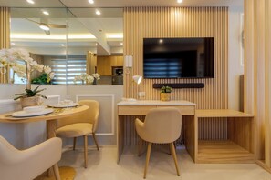 Dining - Stylish 1BR in Mall of Asia Complex - Unli Wi-Fi - good for 4 pax (Pasay City)