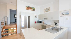 Mikrovågsugn, ugn, spishäll och diskmaskin