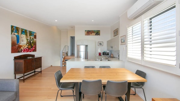 Dining - Angourie Blue 3 - Lifestyle Yamba (ANGOURIE)