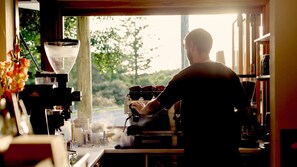 Mikrovågsugn, ugn, spishäll och diskmaskin