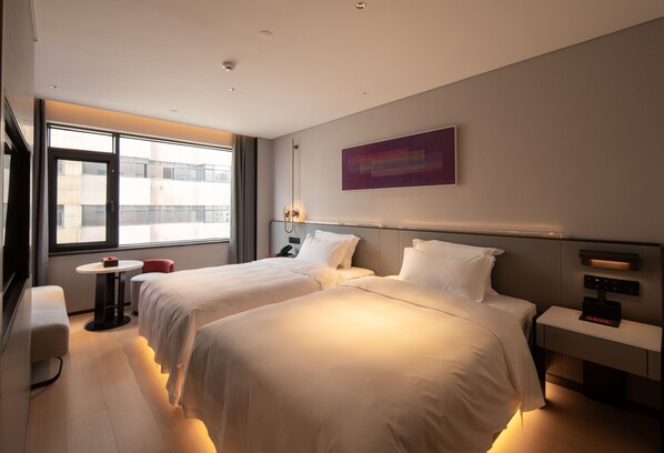 Chambre de base double | Couette en duvet, articles de minibar gratuits, bureau