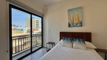 2 bedrooms, desk, WiFi, bed sheets