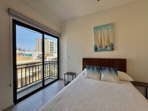 2 bedrooms, desk, WiFi, bed sheets