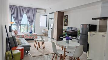 Smart TV, fireplace