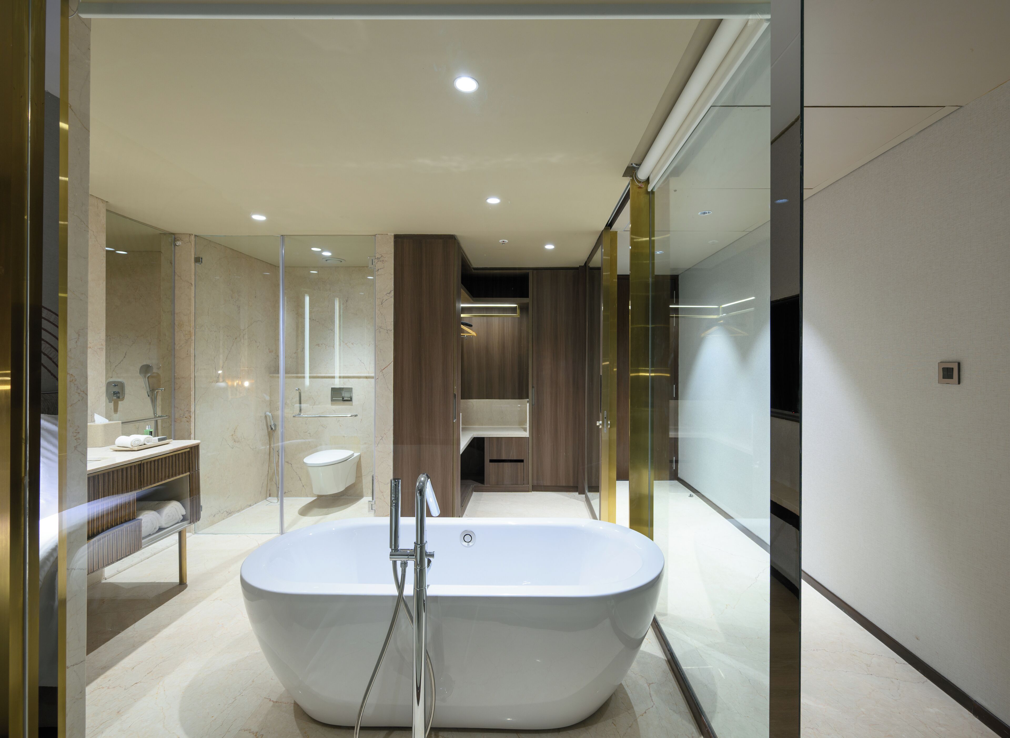 Un baño moderno con una bañera independiente, una ducha con cerramiento de vidrio y un lavamanos con espejo.