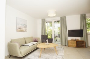 TV - Beachfront apartment with terrace - Rex Rugia House 17 Apartment 02 (Mönchgut OT Lobbe)