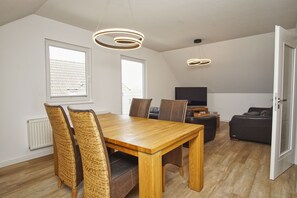 Dining - Vacation apartment with balcony in a quiet location - Haus Südperd FeWo Stranddistel (Mönchgut OT Thiessow)