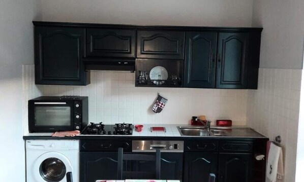 Dishwasher, cookware/dishes/utensils