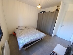3 quartos, ferros/tábuas de passar roupa, berço de viagem
