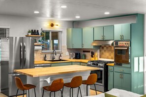 Refrigerador, microondas, horno y parrilla de estufa 