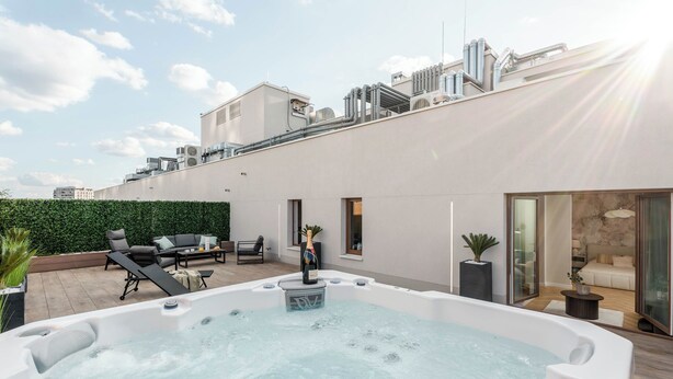 A rooftop patio with a hot tub, outdoor seating, and a view of the cityscape. - Luxurious Brand New! Private Jacuzzi + Terrace + Parking (Warszawa)
