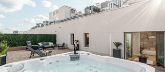 Luxurious Brand New! Private Jacuzzi + Terrace + Parking