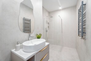 Amenidades de baño ecológicas, secadora de cabello, toallas, jabón 