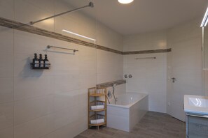 Shower, hair dryer, towels, soap - ღLIBORIA I Idyllic neoclassical vacation home (Riegsee)