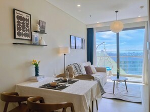 Apartamento, 1 habitación, vistas a la ciudad | Zona de estar | Una televisión de pantalla plana