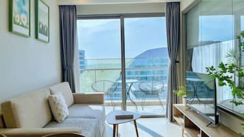 Apartment, 2 Schlafzimmer, Stadtblick | Wohnbereich | Flachbildfernseher, Tischtennisplatte