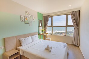 Apartamento, 3 habitaciones, vistas al mar | Decoración individual, mobiliario individual, escritorio