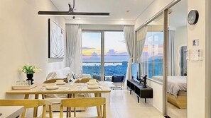 อพาร์ทเมนท์, 2 ห้องนอน, วิวเมือง | บริเวณนั่งเล่น | ทีวีจอแบน