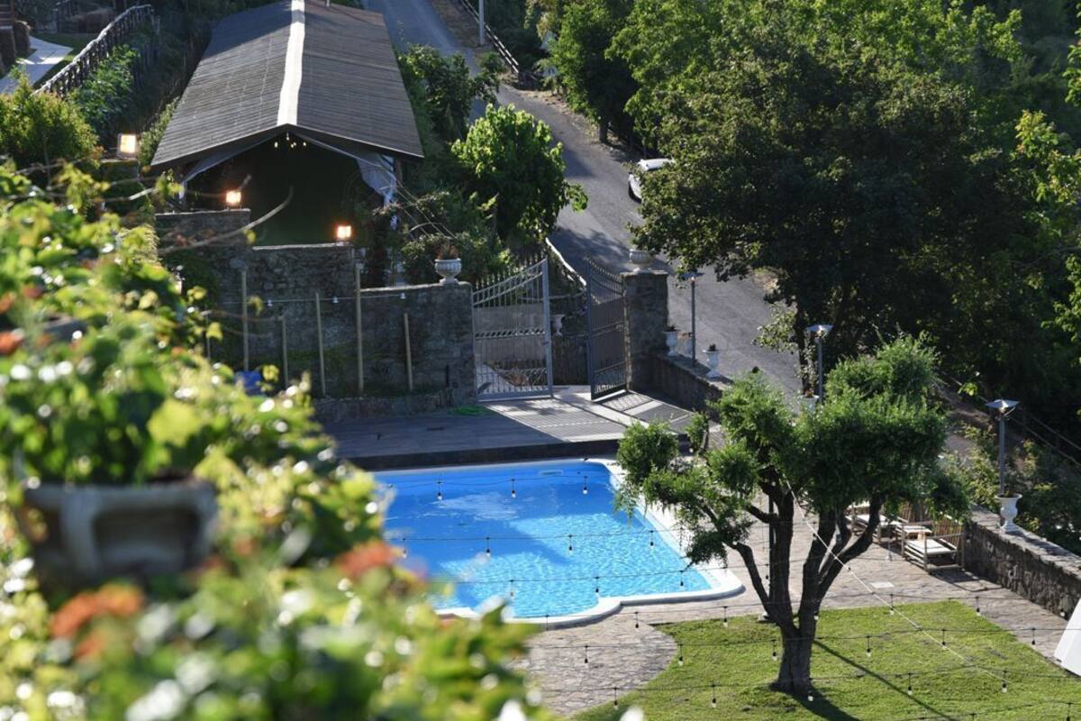 Et boligområde med swimmingpool, en port med lukket indgang og et hus med skråt tag.