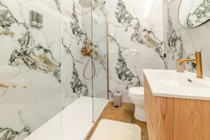 Suite junior, vista a la alberca | Baño | Regadera, amenidades de baño gratuitas, secadora de cabello, toallas 
