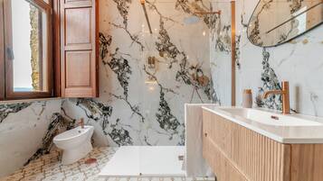 Deluxe Room | Bathroom | Hair dryer, towels, soap, shampoo