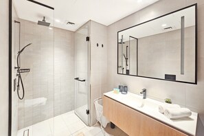 Dusche, Haartrockner, Handtücher