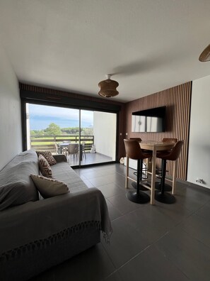 TV - Seemingly cosy, close to the beach and in the heart of the golf course (Saint-Cyprien)