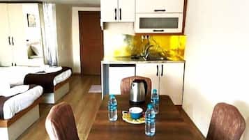 Habitación triple económica, balcón, vista a la ciudad