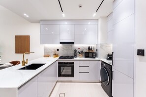 Jääkaappi, mikroaaltouuni, uuni, kahvin-/teenkeitin