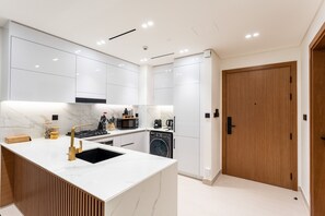 Fridge, microwave, oven, coffee/tea maker