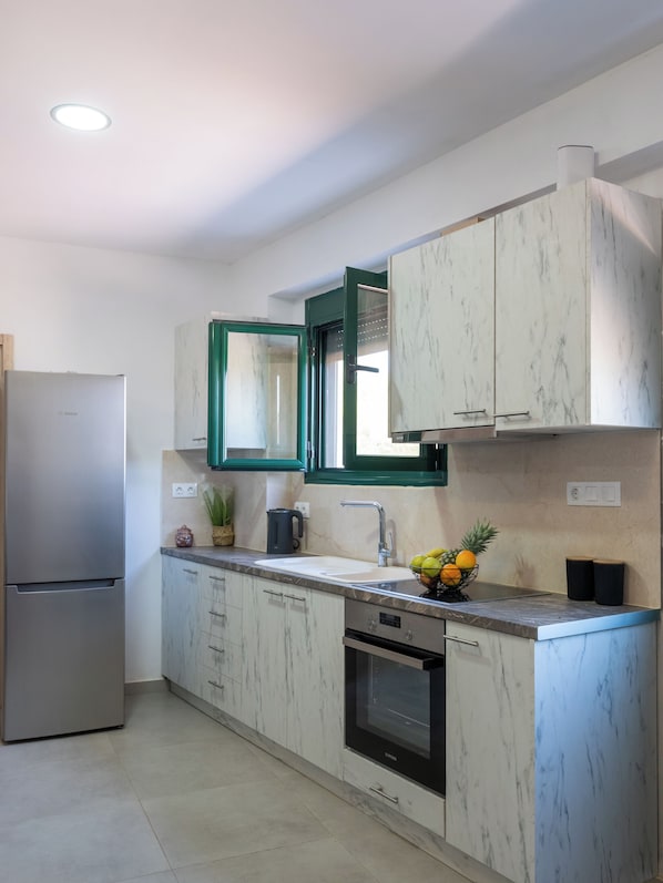 Fridge, oven, coffee/tea maker, electric kettle