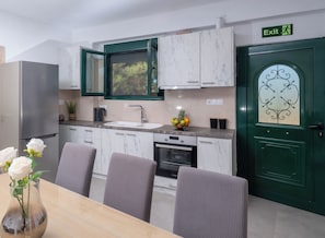 Fridge, oven, coffee/tea maker, electric kettle